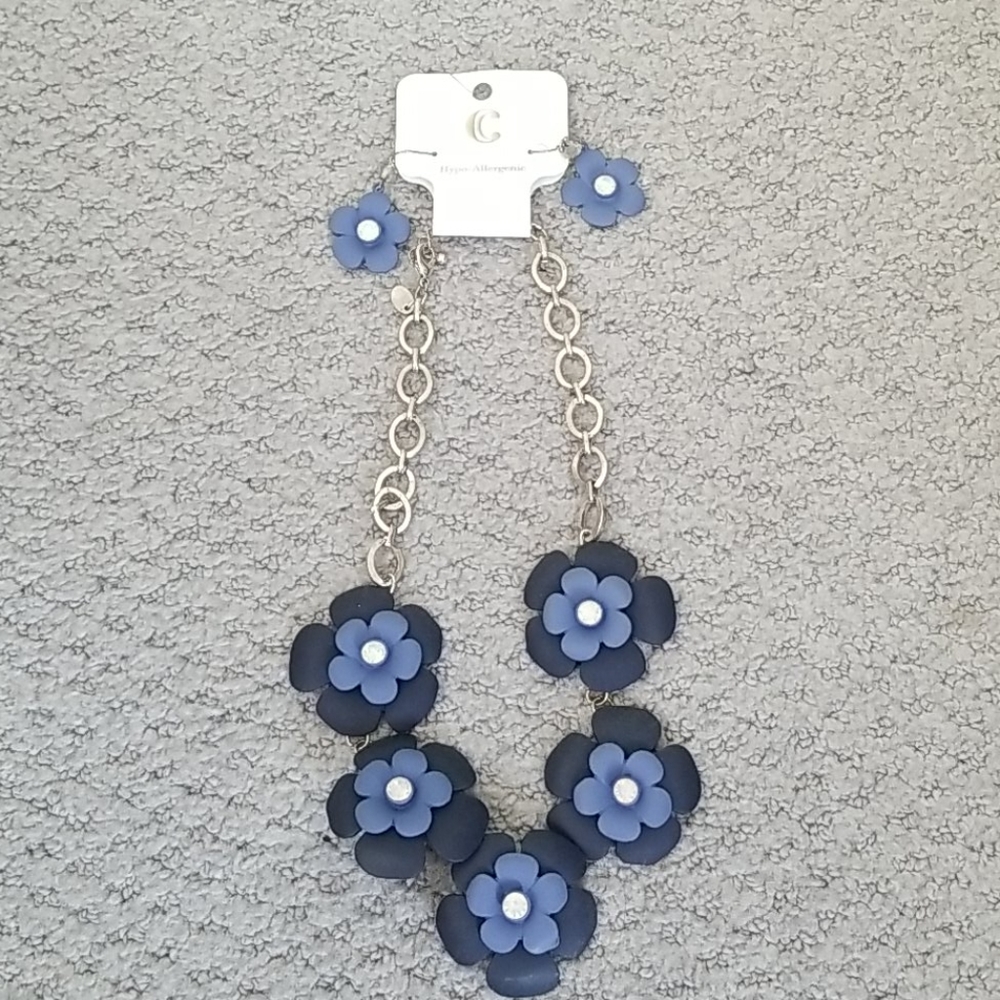 Charming Charlie Flower Statement Necklace